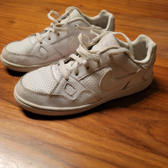 Nike Shoes Nike Girls Sneakers Size 2 Poshmark